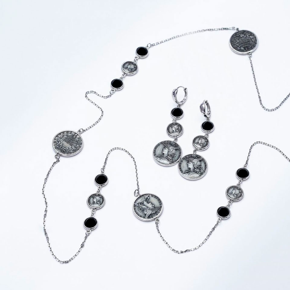 Пример патины на серебряных украшениях. Источник изображения: alltime.ru