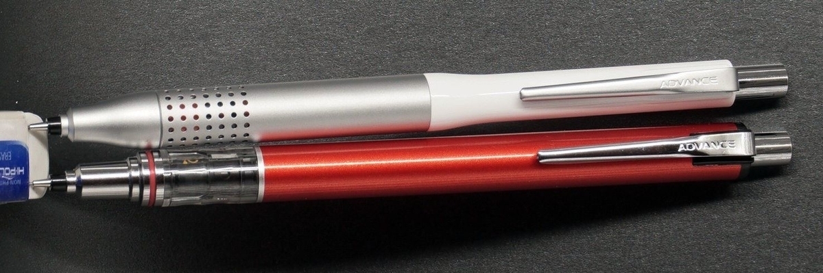 На фото: сверху (бело-серебристый) — Uni Kuru Toga Advance Upgrade, внизу (красный металлик) — Uni Kuru Toga Advance