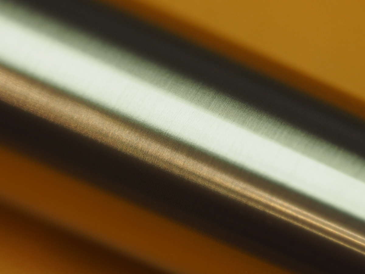 Крупный план поверхности перьевой ручки Asvine J16