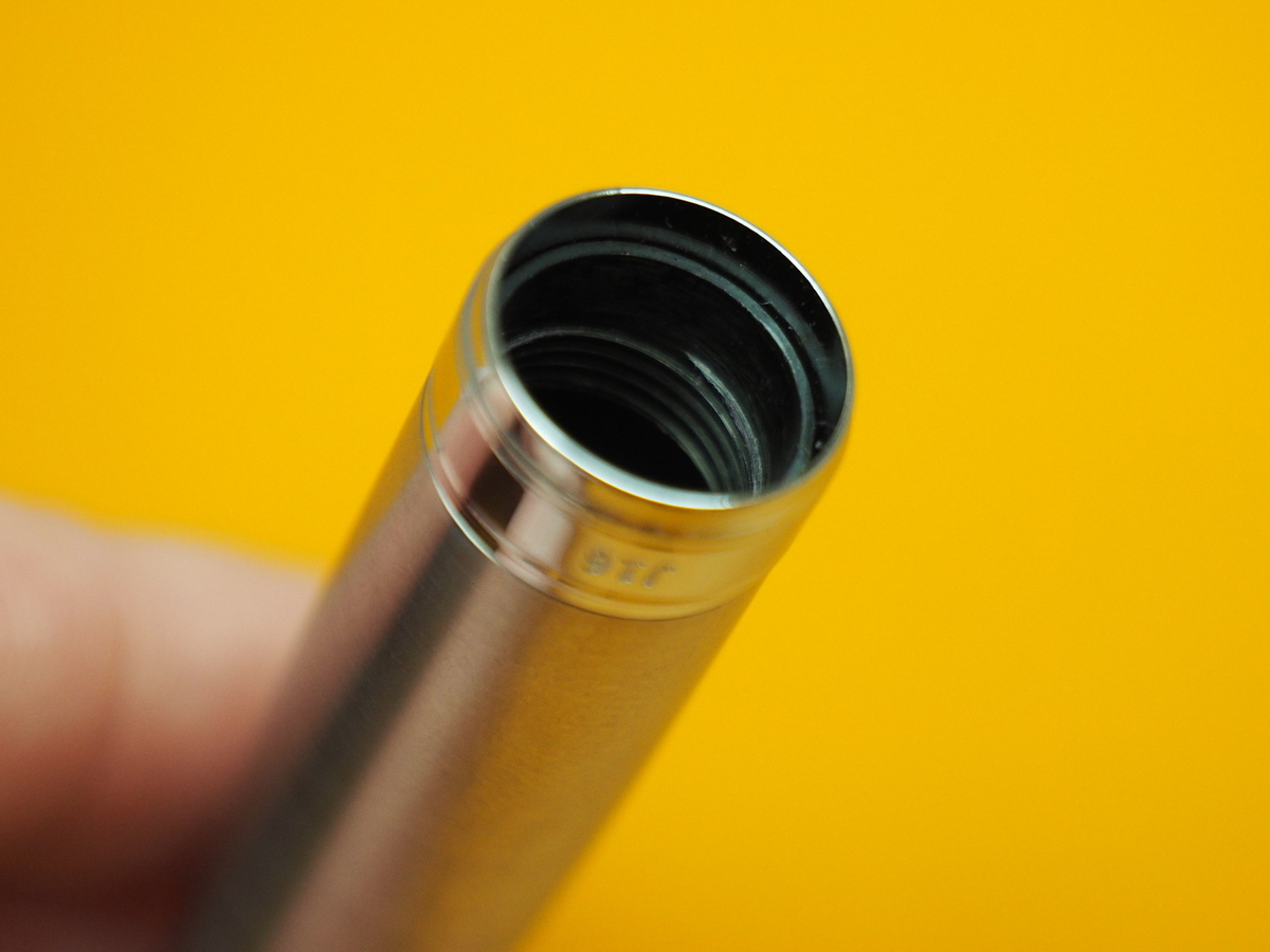 Крупный план пластикового стакана внутри колпачка перьевой ручки Asvine J16 