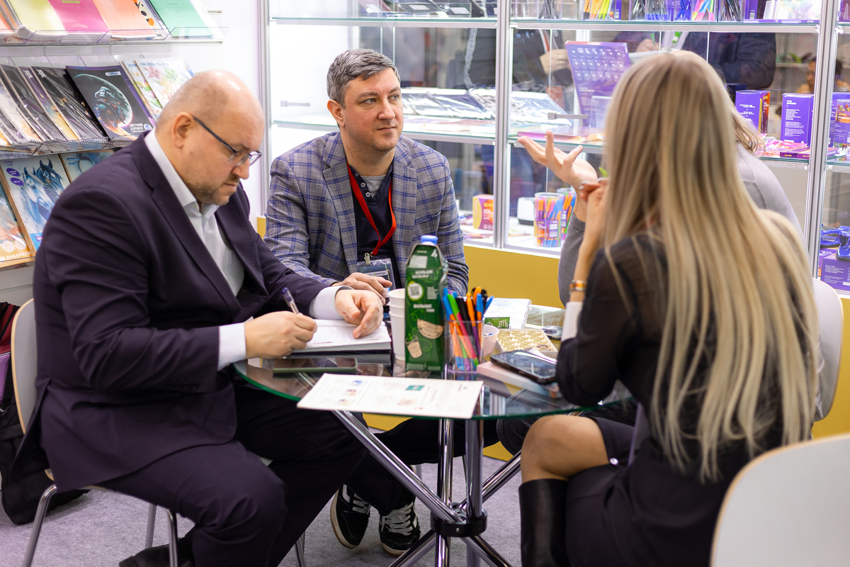 Максим Ханин, директор департамента «Канцелярские товары и Маркетплейс» компании «ОПТИКОМ» (по центру)